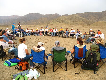 Tập_tin:Sixto_Paz_Wells_field_trip_to_Chilca_Desert_2009.jpg
