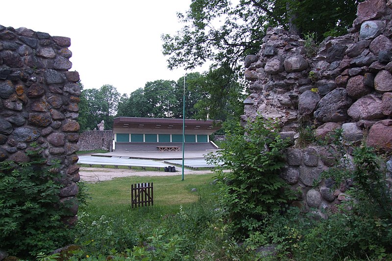 File:Skats uz estrādi caur Livonijas ordeņa pilsdrupām, 18.06.2011.jpg