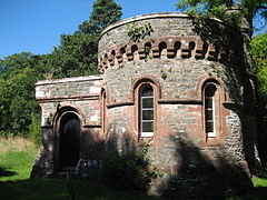 Former gatehouse at the entrance to the grounds of the former castle