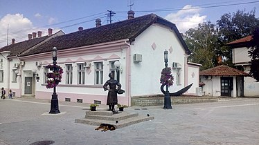 Скулптура „Грочанка” и једна варошка кућа