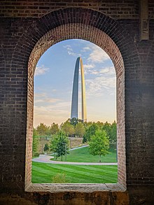 The Gateway Arch seen from the Laclede's Landing platform. St Louis Gateway Arch from Metrolink station.jpg