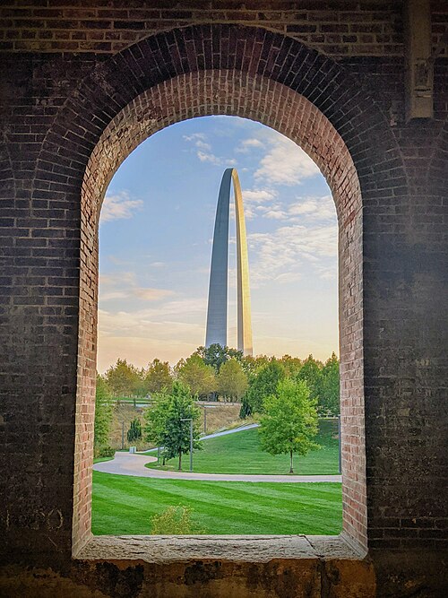 The Gateway Arch seen from Laclede's Landing