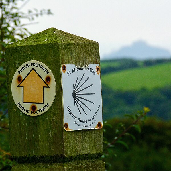 File:St Michaels Way waymark on a post with St Michaels Mount in the background.jpg