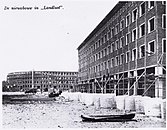 De bouw van het woonblok van Rutgers (rechts, 1935)