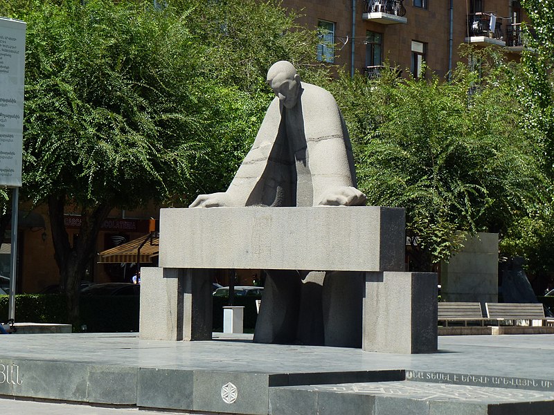 File:Statue of Tamanyan in Yerevan 04.JPG