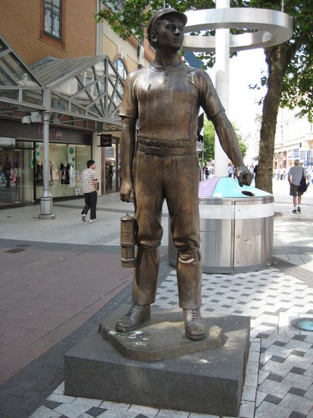 File:Statue on Queen Street, Cardiff - geograph.org.uk - 857330.jpg