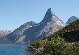 Stetind med Tysfjorden i förgrunden.