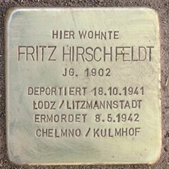 Stolperstein dziennikarza Fritza Hirschfeldta, ur. w Braniewie, zamordowanego w Chełmnie[17]