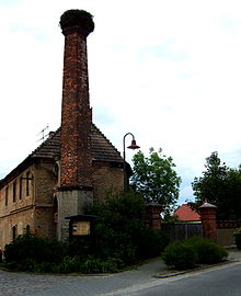 Storchennest auf dem Schornstein der alten Gutsbrennerei