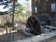 Kolo mlýna Grist Mill ze 40. let 19. století v Old Sturbridge Village ve Sturbridge, MA