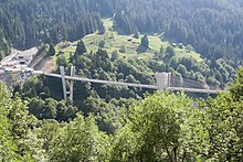 View looking south: northern portal of the Gotschna Tunnel to Klosters and Davos (far left), Sunniberg Bridge and pylons P4, P3 (right) Sunnibergbruecke nord.jpg