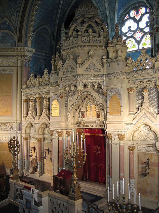 ארון הקודש בבית הכנסת בסגד שבהונגריה.