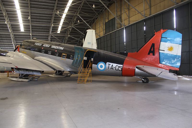 File:TA-05 Douglas DC-3 Fuerza Aerea Argentina (8164170430).jpg