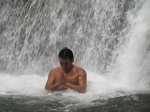 滝行，日本修驗道修行个一種，類似个來印度教當中也好看到