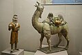 Верблюд и согдиец. Глазурованная керамика в стиле сань-цай, эпоха Тан (618-907 гг.).