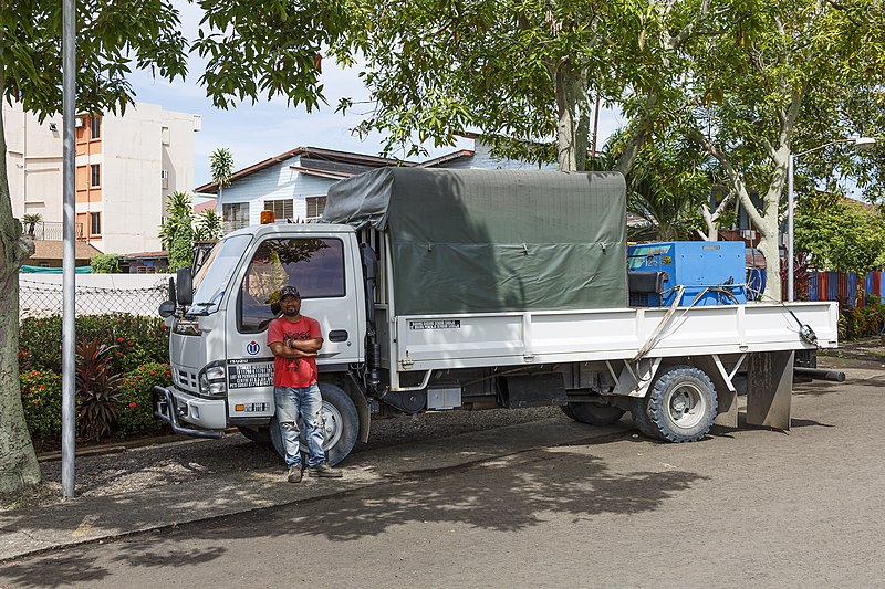 File:Tawau Sabah Worker-with-Isuzu-truck-01.jpg