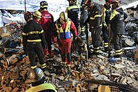 Equipes de busca e resgate da Itália em uma construção desmoronada após o sismo de 26 de novembro na Albânia