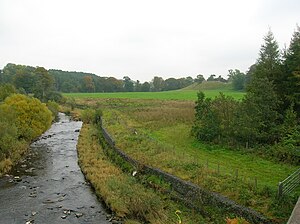 The castle and mound from the Lugar Water The River Lugar with Taringzean Castle to the right.JPG