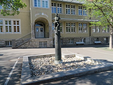 The Walther von der Vogelweide fountain in the Walther-Schule, Würzburg.jpg