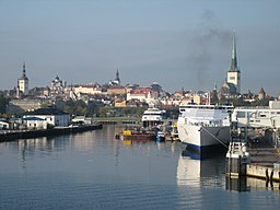 Tallinns hamn med stadens siluett i bakgrunden