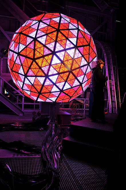 Сколько времени в шаре. Шар на Таймс-сквер в Нью-Йорке. Хрустальный шар на Таймс сквер. Новогодний шар на Таймс-сквер. Новогодний шар в тайм сквер.