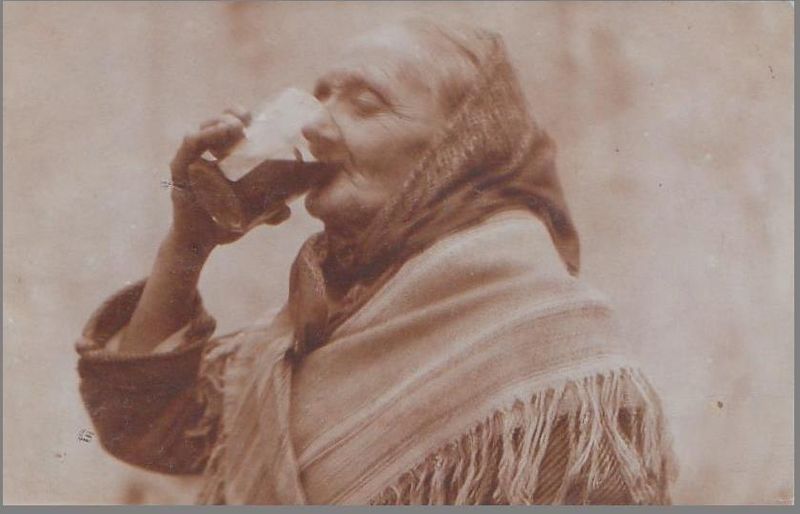 File:Tipi Napoletani - Old woman in Naples, old postcard.JPG