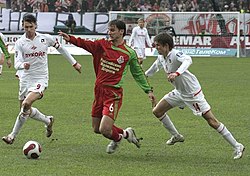 Иванович (в центре) в борьбе за мяч с Егором Титовым (слева) и Дмитрием Торбинским