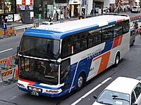 東急トランセの貸切車 (SI2277) 三菱ふそう・エアロクィーンII (KL-MS86MP) 貸切塗装「マーキュリーカラー」だったが、改造と塗装変更を受け「東急トランセプレミアム」として使用されている。