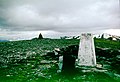 Der trigonometrische Punkt und der Gipfelcairn des Toll Creagach, im Hintergrund der Tom a’ Choinich