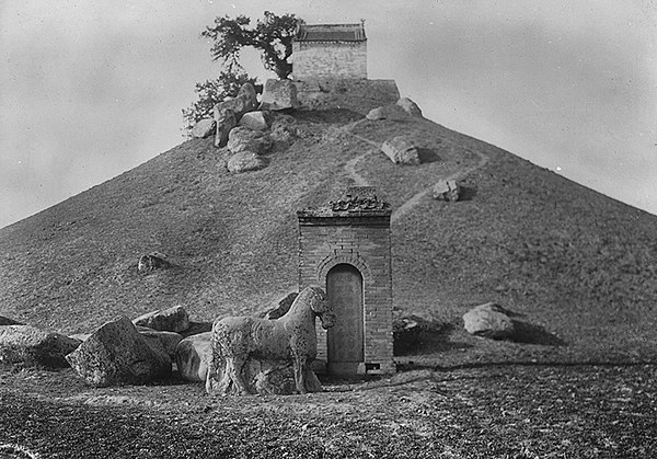 Tomb of Huo Qubing in 1914, Shaanxi, China, photographed by Victor Segalen (1878–1919). The "Horse Stomping Xiongnu" statue appears in front.