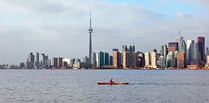 Вид на Торонто с CN Tower с островов Торонто (2009)