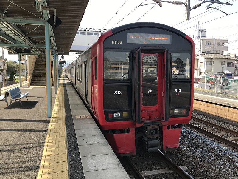 File:Train at Shindembaru Station.jpg