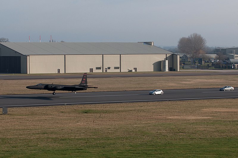 File:U-2 landing with chase cars.jpg