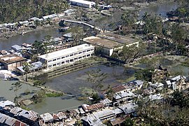Sturmintensivierung.  Bangladesch nach dem Zyklon Sidr (2007) ist ein Beispiel für katastrophale Überschwemmungen durch vermehrte Niederschläge.[216]
