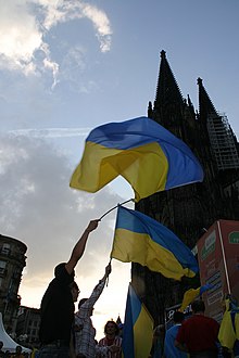 Ukrainische Fußballfans mit ihrer Nationalflagge