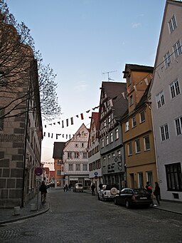 Ulm Kornhausgasse mit Kornhaus ganz links