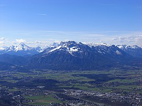 Vue de la face nord du Großer Rauhenkopf. Au fond, au centre, le Watzmann.