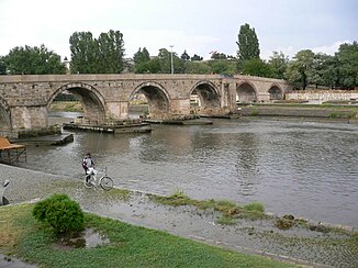 Puente de piedra sobre el Vardar (Axios) en Skopje