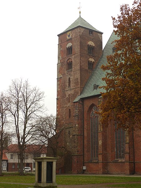 File:Verden Dom796Turm v SO.jpg