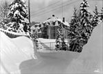 Vettakollen turisthotell lå i bebyggelsen nedenfor selve toppen. Bygningen har senere vært skole og annet. Foto: Anders B. Wilse, 1935