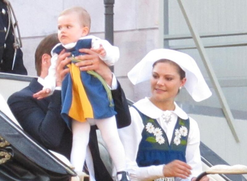 File:Victoria of Sweden (1977) carriage group 2013 crop2.jpg