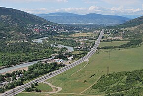 Aragvi Nehri ve nehir boyunca uzanan Tiflis-Senaki-Leselidze karayolu (fotoğraf Cvari Manastırı'ndan çekilmiş)