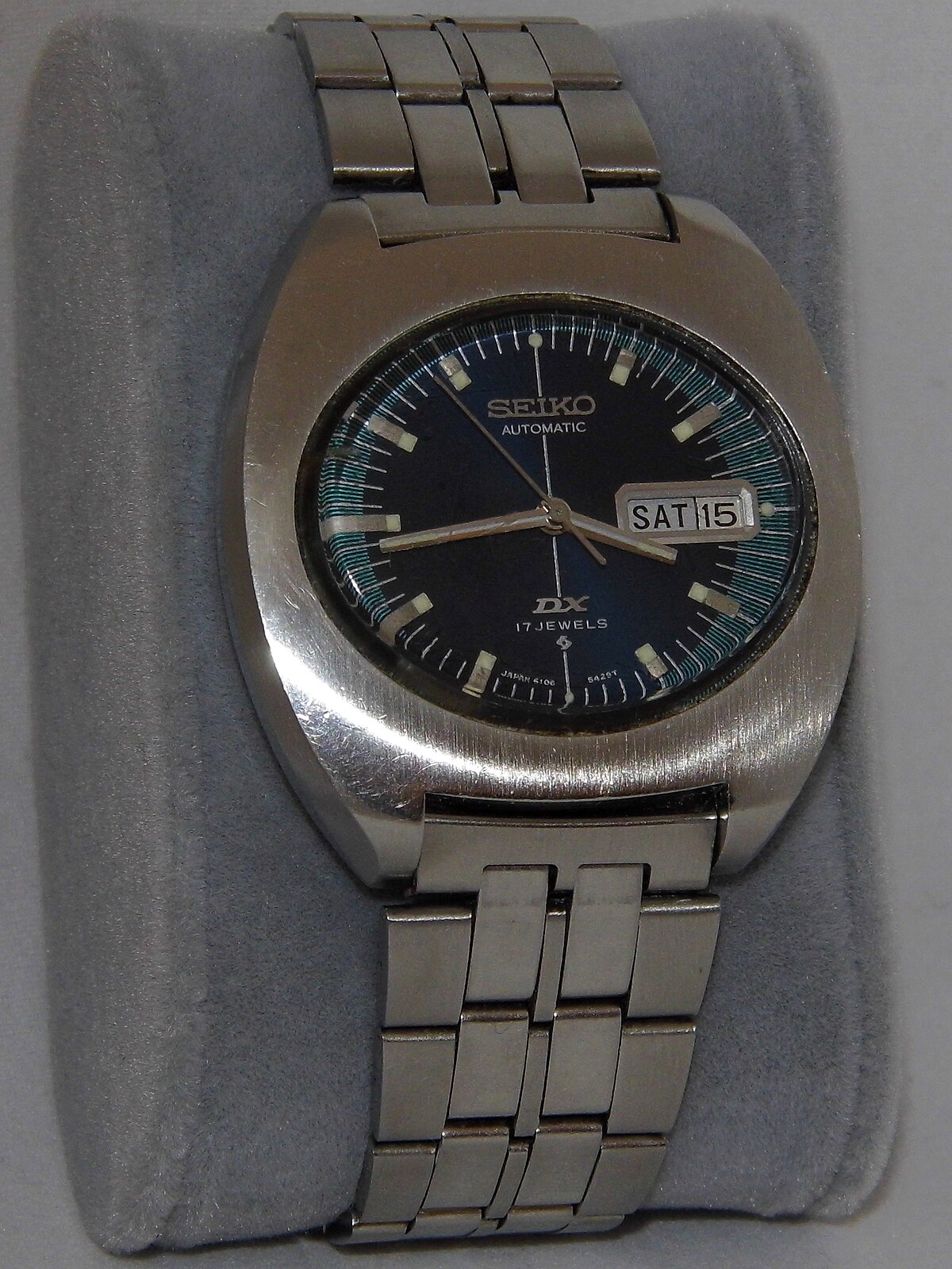 File:Vintage Seiko Men's DX 17 Jewels Automatic Day-Date Wrist Watch,  Original Band, Made In Japan (27359760652).jpg - Wikimedia Commons