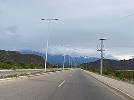 Dall'Avenida Circunvalación sulla strada per la città di Chilecito, si ottengono vedute delle [[Sierras del Famatina]].