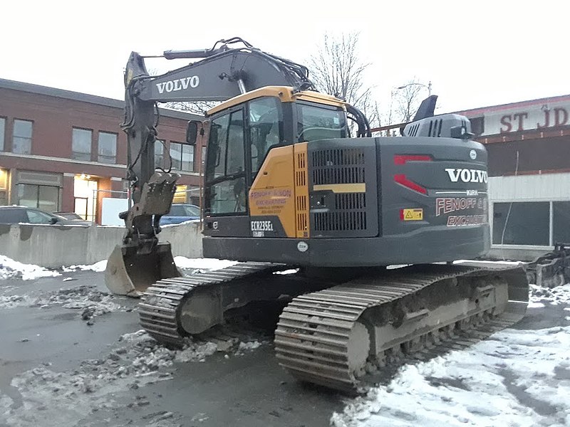 File:Volvo ECR235El excavator downtown St. Johnsbury VT December 2018.jpg