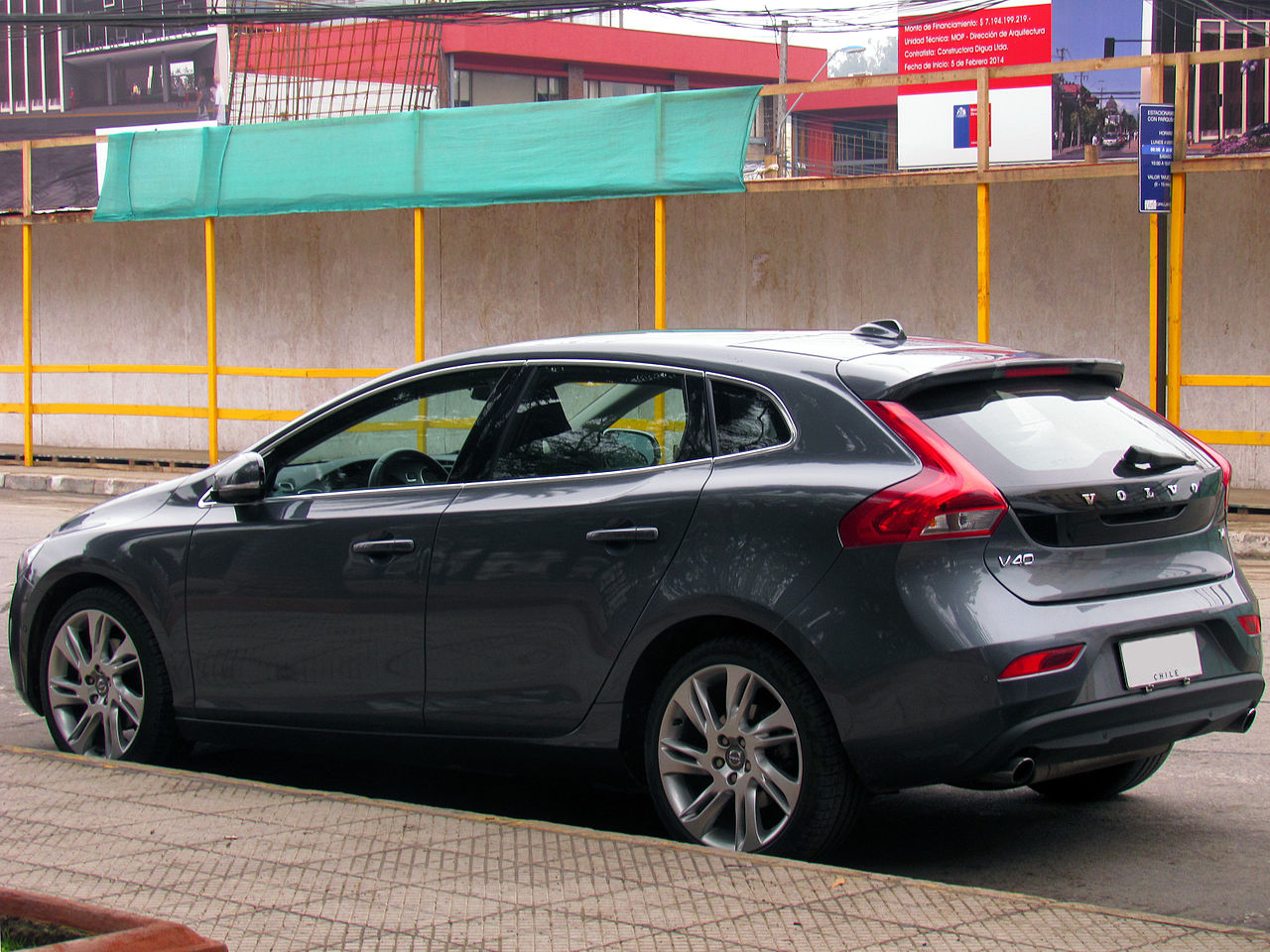 This VOLVO V40 T4 gets UNDER my SKIN! // Review on Autobahn 