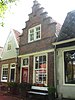 Huis met gepleisterde trapgevel