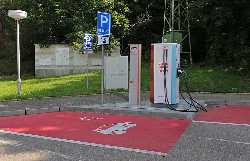 File:Vranov, Naháč, gas station II.jpg