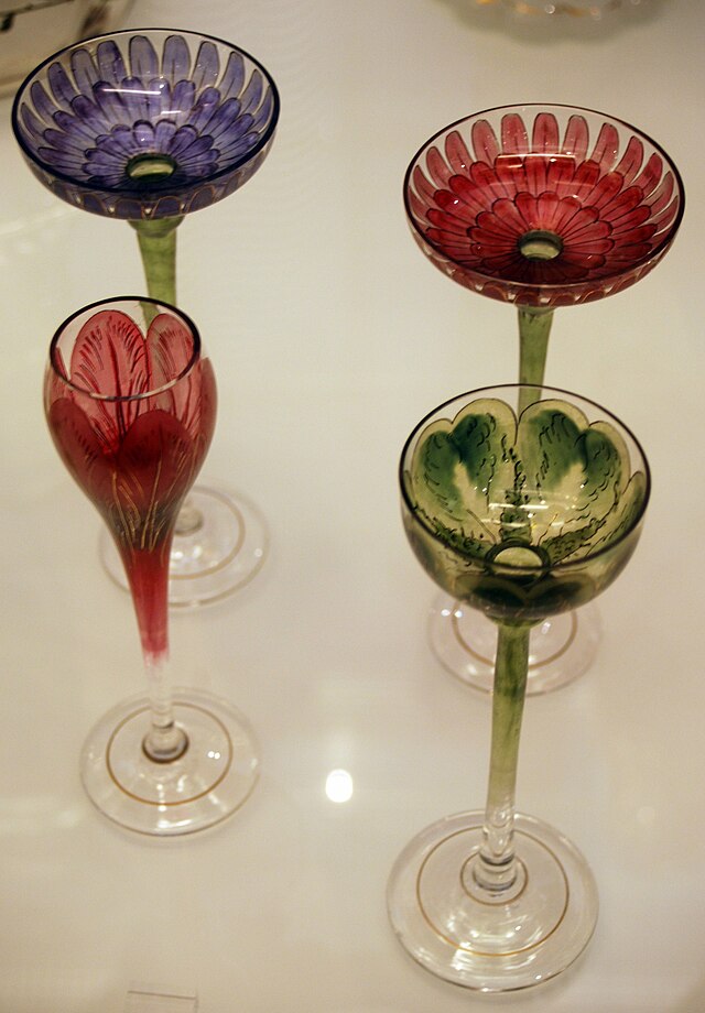 https://upload.wikimedia.org/wikipedia/commons/thumb/6/69/WLA_vanda_Floral_tall_stemmed_drinking_glasses.jpg/640px-WLA_vanda_Floral_tall_stemmed_drinking_glasses.jpg