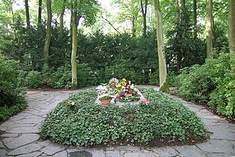 The Wagner grave in the Wahnfried garden, where in 1977 Cosima's ashes were placed alongside Wagner's body WahnfriedBayreuth11.JPG